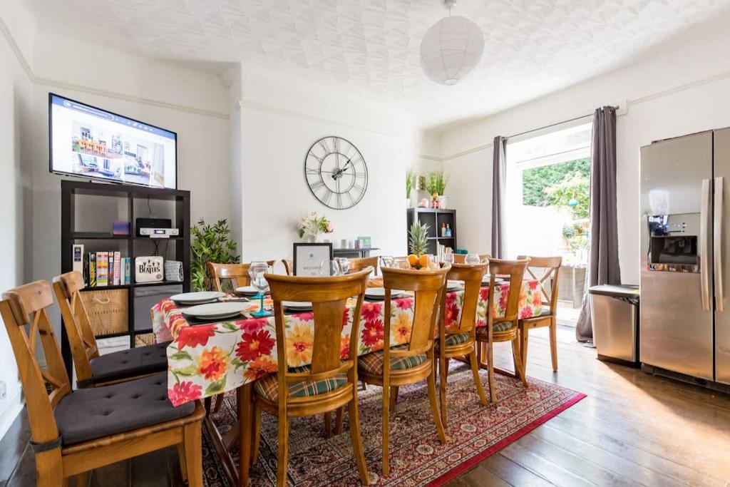 uma cozinha e sala de jantar com mesa e cadeiras em Merseybeat Short stays em Birkenhead