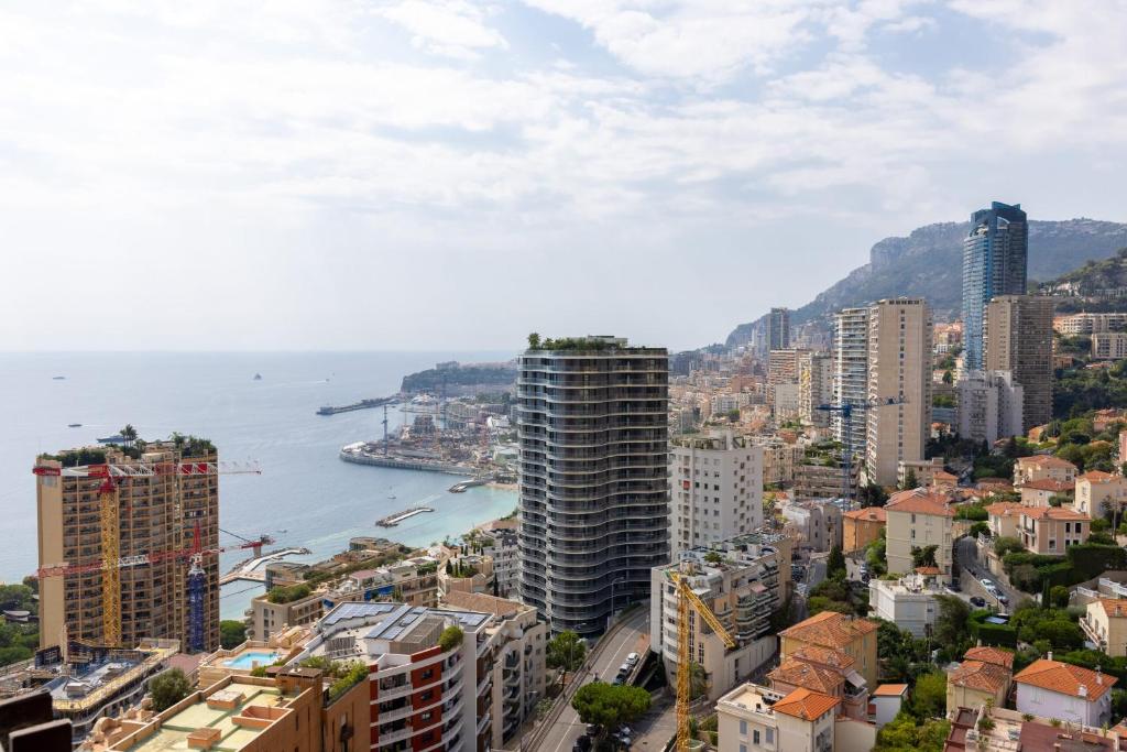 una vista aérea de una ciudad con un cuerpo de agua en 1 meter from Monaco. 5 min by elevators to Larvotto beach., en Beausoleil