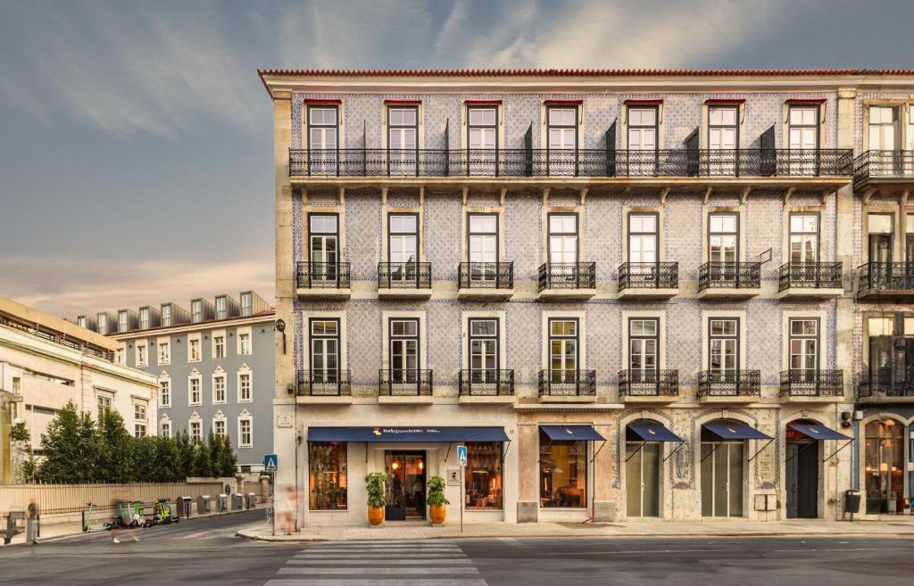 un gran edificio con balcones en una calle en Independente Bica, en Lisboa