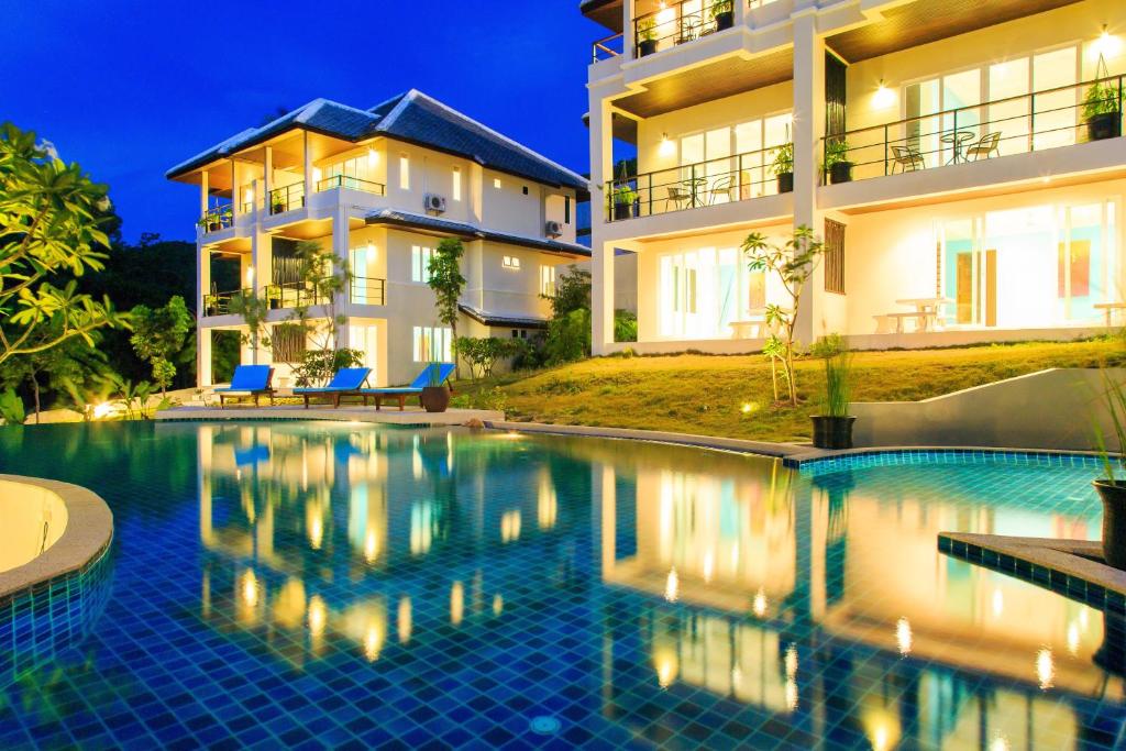 eine Villa mit Swimmingpool bei Nacht in der Unterkunft TROPICA - Villas Resort in Bophut 