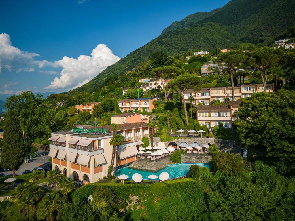 une vue aérienne sur une maison sur une montagne dans l'établissement Bellavista Swiss Quality Hotel, à Vira