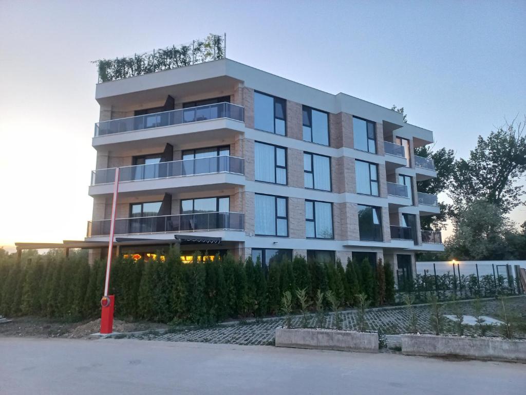 クラネヴォにあるBeach apartments Emaの窓が多い白い高い建物