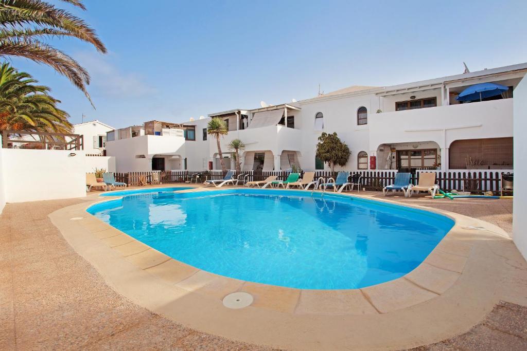 ein Pool vor einem Haus in der Unterkunft Loft surfer'house in Corralejo