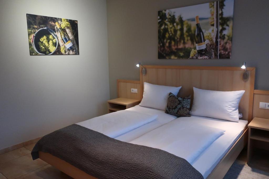 Postel nebo postele na pokoji v ubytování Weingut und Gästehaus Apel