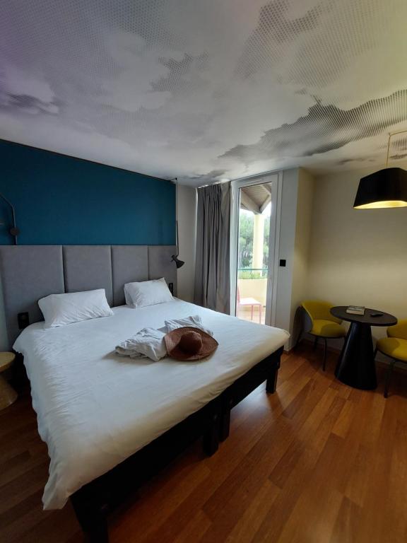 Postel nebo postele na pokoji v ubytování ibis Sète Balaruc les Bains Bien-être et Spa