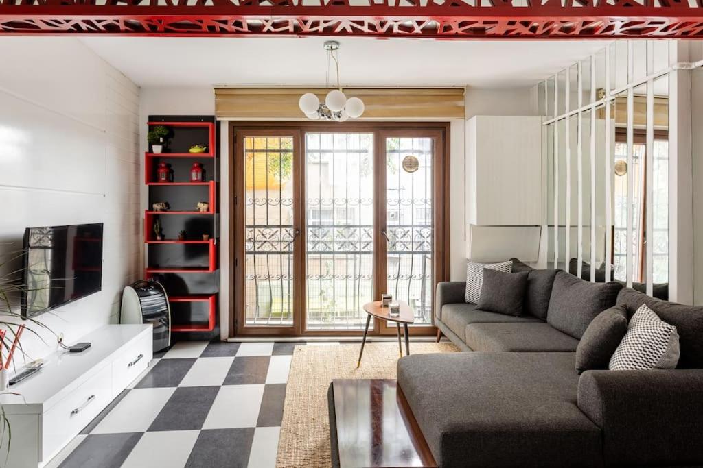 uma sala de estar com um sofá e um piso em xadrez em Cozy Flat 5 minutes to Taksim Square at Center em Istambul