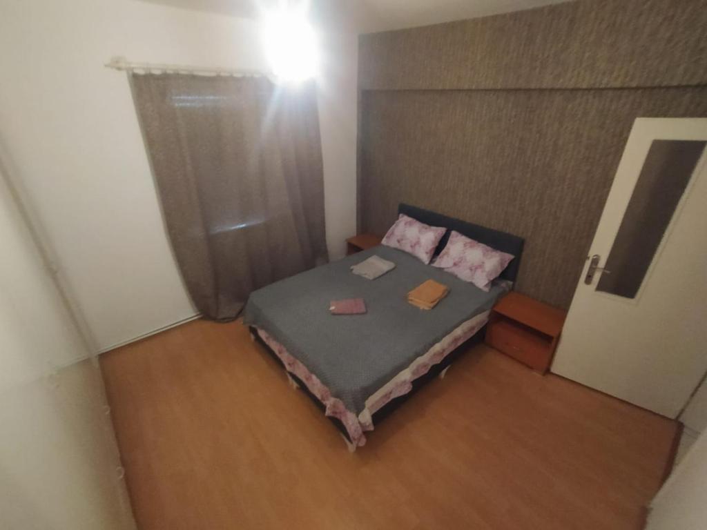 a small bedroom with a small bed in a room at 3+1 Full eşyalı apartman dairesi in Antalya