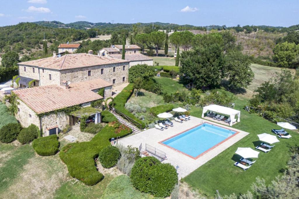 een luchtzicht op een landgoed met een zwembad bij Agriturismo Piettorri in Casole dʼElsa