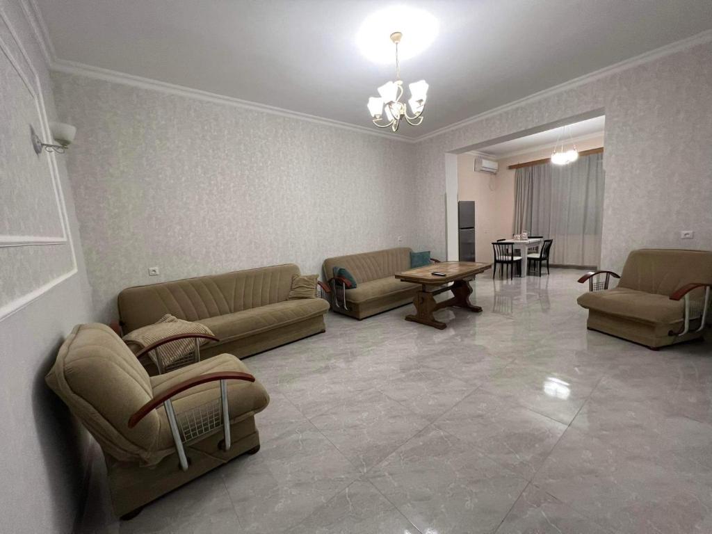 een grote woonkamer met banken en een tafel bij Apartment Tskaltubo in Tsqaltubo