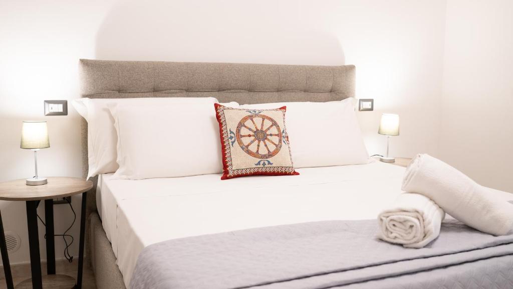 białe łóżko z dwoma poduszkami w obiekcie Naxos Home Holiday w mieście Giardini Naxos
