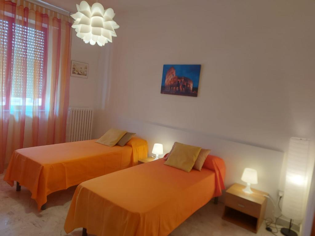 Postel nebo postele na pokoji v ubytování Luciana's home