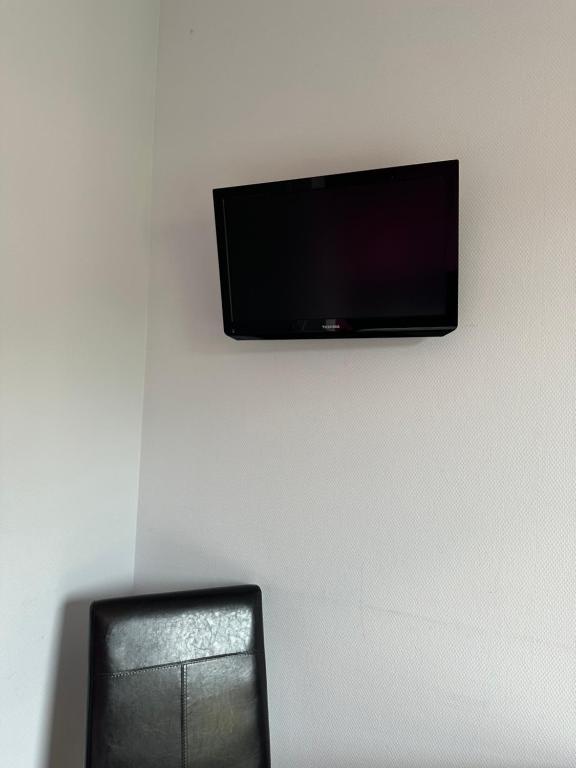 TV a/nebo společenská místnost v ubytování Hôtel Foulquier