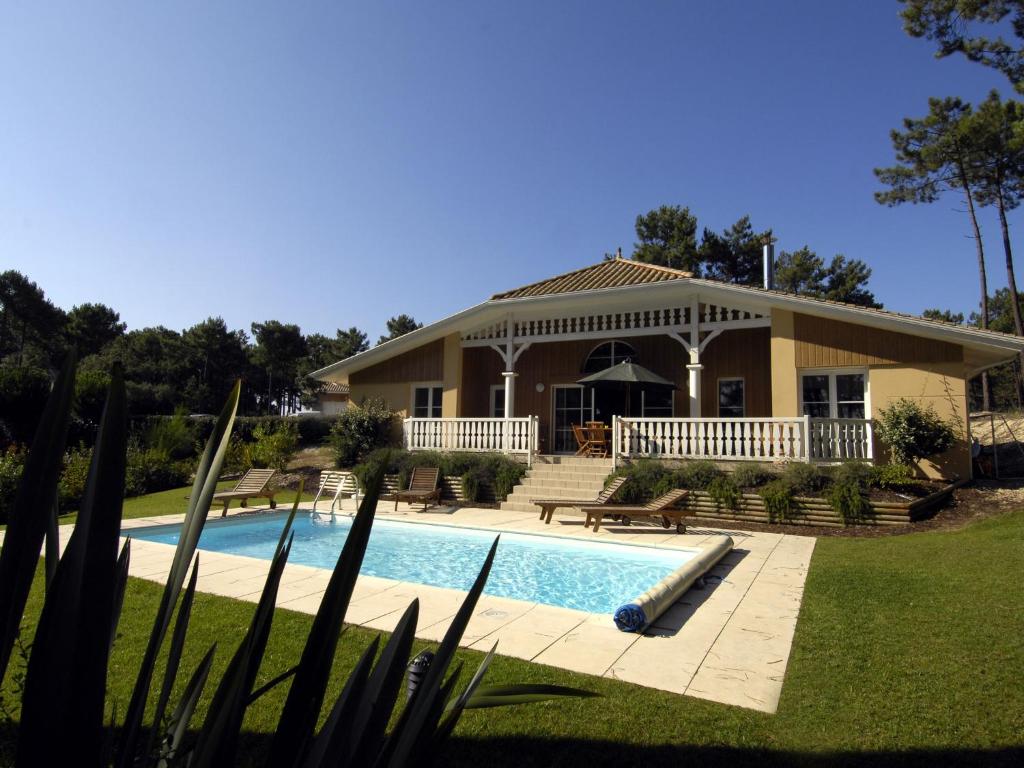 une maison avec une piscine dans la cour dans l'établissement Villa near Lacanau-Océan with Private Pool, à Lacanau