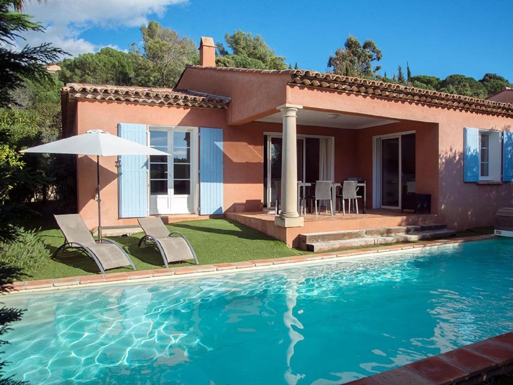 une villa avec piscine devant une maison dans l'établissement Villa in Cavalaire with Private Pool, à Cavalaire-sur-Mer
