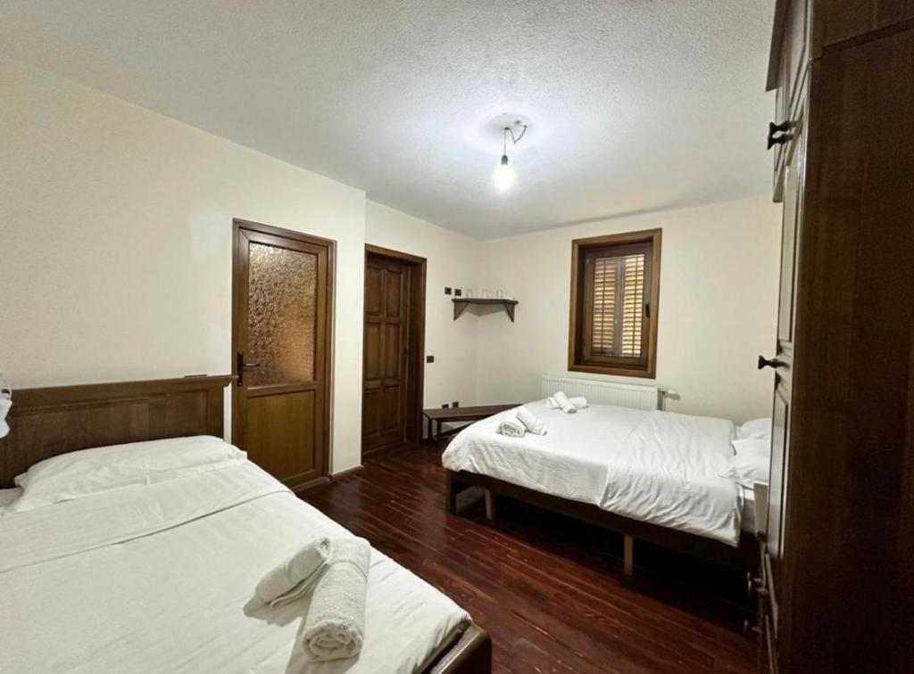 pokój hotelowy z 2 łóżkami i oknem w obiekcie Residence: Quku i Valbones w mieście Valbonë