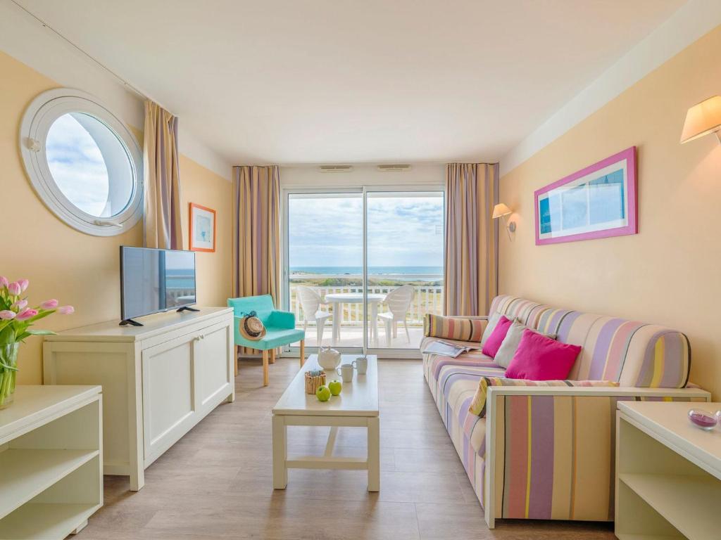 un salon avec un canapé et une télévision dans l'établissement Apartment in France near Scenic Coastline, à Château-dʼOlonne