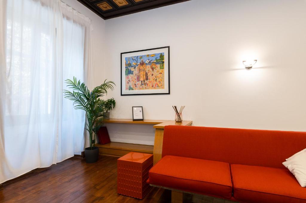 salon z kanapą i rośliną w obiekcie Classy & Refined near Villa Ada by NDP rent w Rzymie