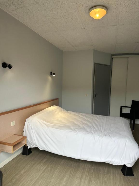 Postel nebo postele na pokoji v ubytování Hôtel Foulquier