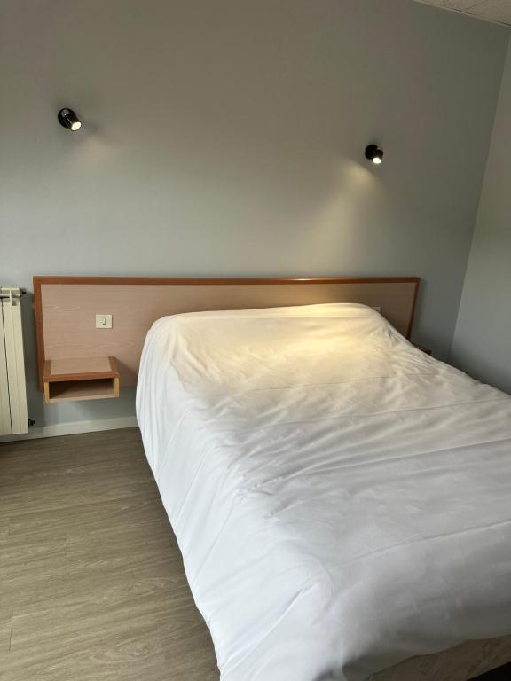 Postel nebo postele na pokoji v ubytování Hôtel Foulquier