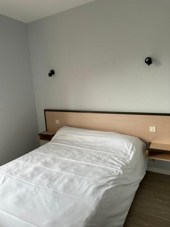 Postel nebo postele na pokoji v ubytování Hôtel Foulquier