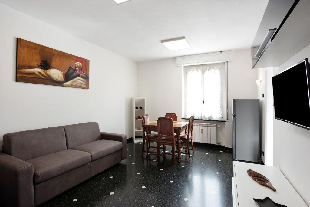 ein Wohnzimmer mit einem Sofa und einem Tisch in der Unterkunft Apartment Aquarium Principe in Genua