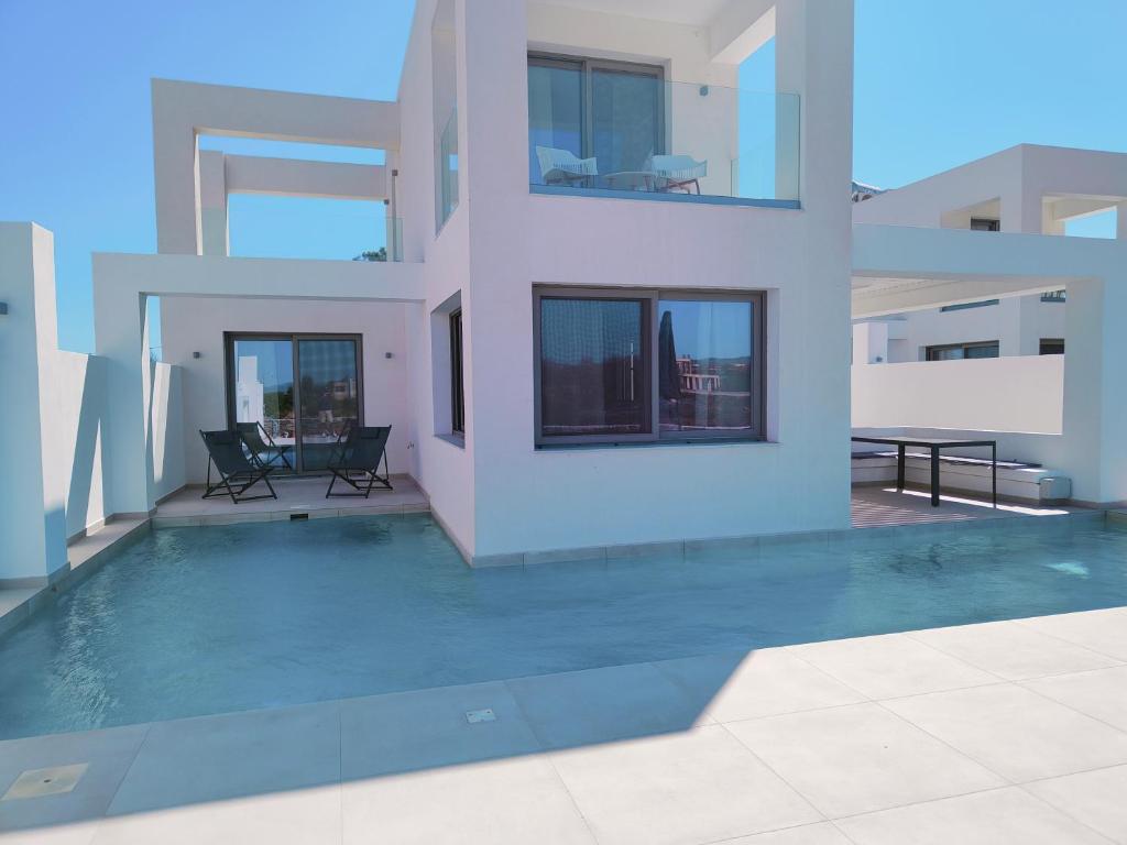Bazén v ubytování Alpha Villas nebo v jeho okolí