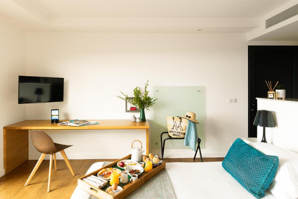 TV a/nebo společenská místnost v ubytování Hôtel Version Maquis Santa Manza