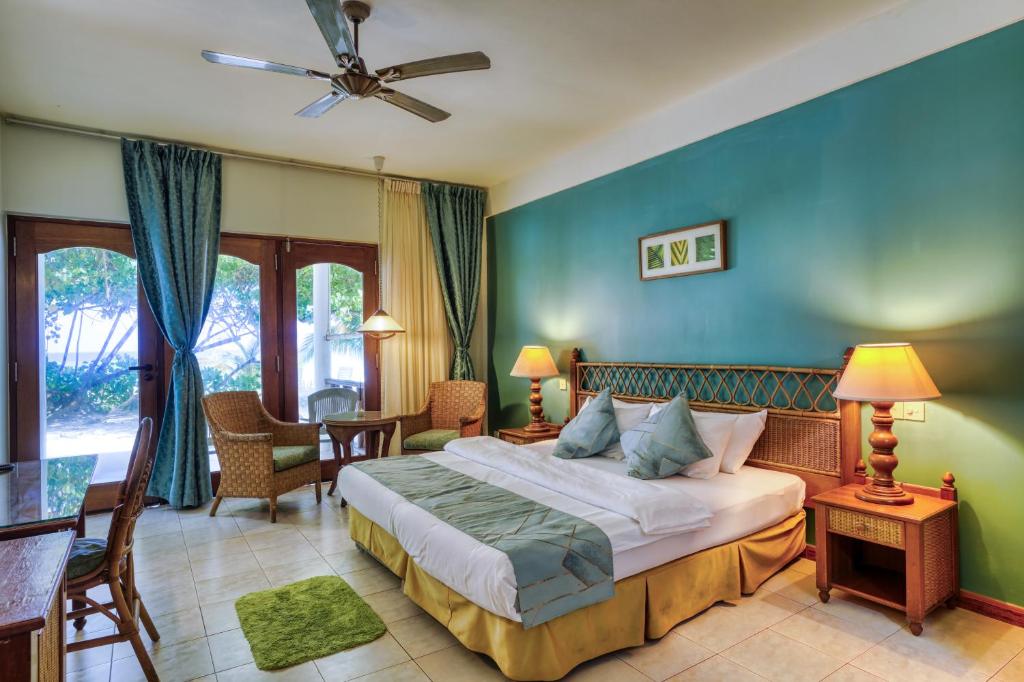 Кровать или кровати в номере Fihalhohi Maldives