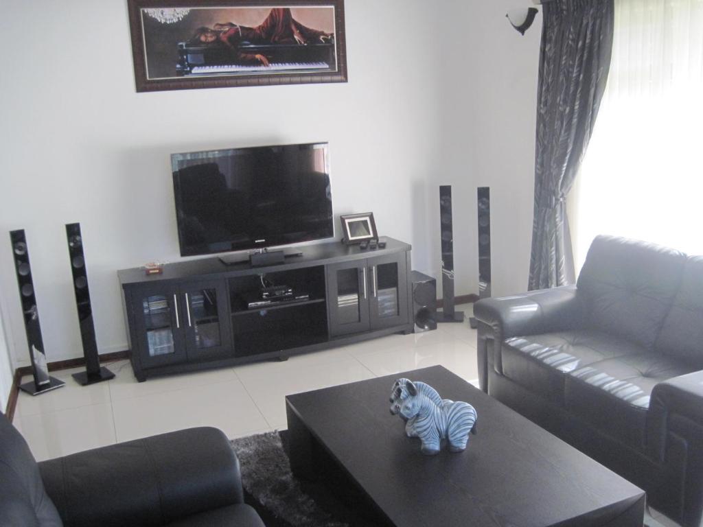 Televisyen dan/atau pusat hiburan di Swallows Nest B&B