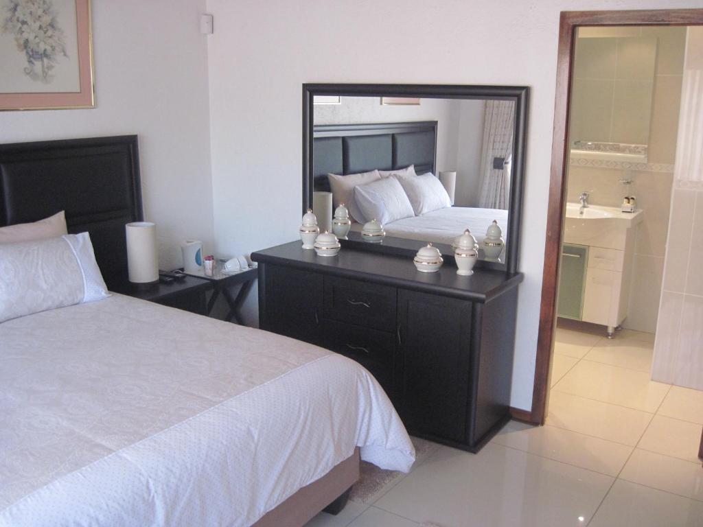 Katil atau katil-katil dalam bilik di Swallows Nest B&B