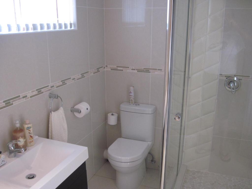 Bilik mandi di Swallows Nest B&B