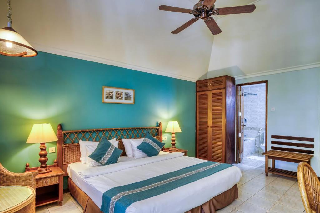 Кровать или кровати в номере Fihalhohi Maldives