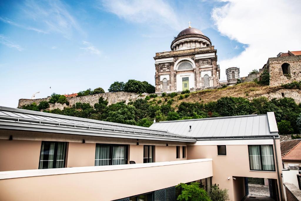 budynek na szczycie wzgórza w obiekcie Villa Gran w mieście Ostrzyhom