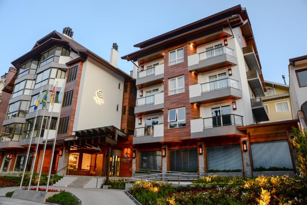 un edificio de apartamentos en la ciudad de Toronto en Hotel Cercano, en Gramado