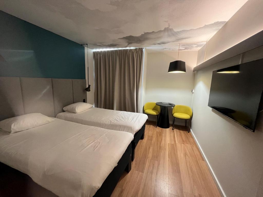 Postel nebo postele na pokoji v ubytování ibis Sète Balaruc les Bains Bien-être et Spa
