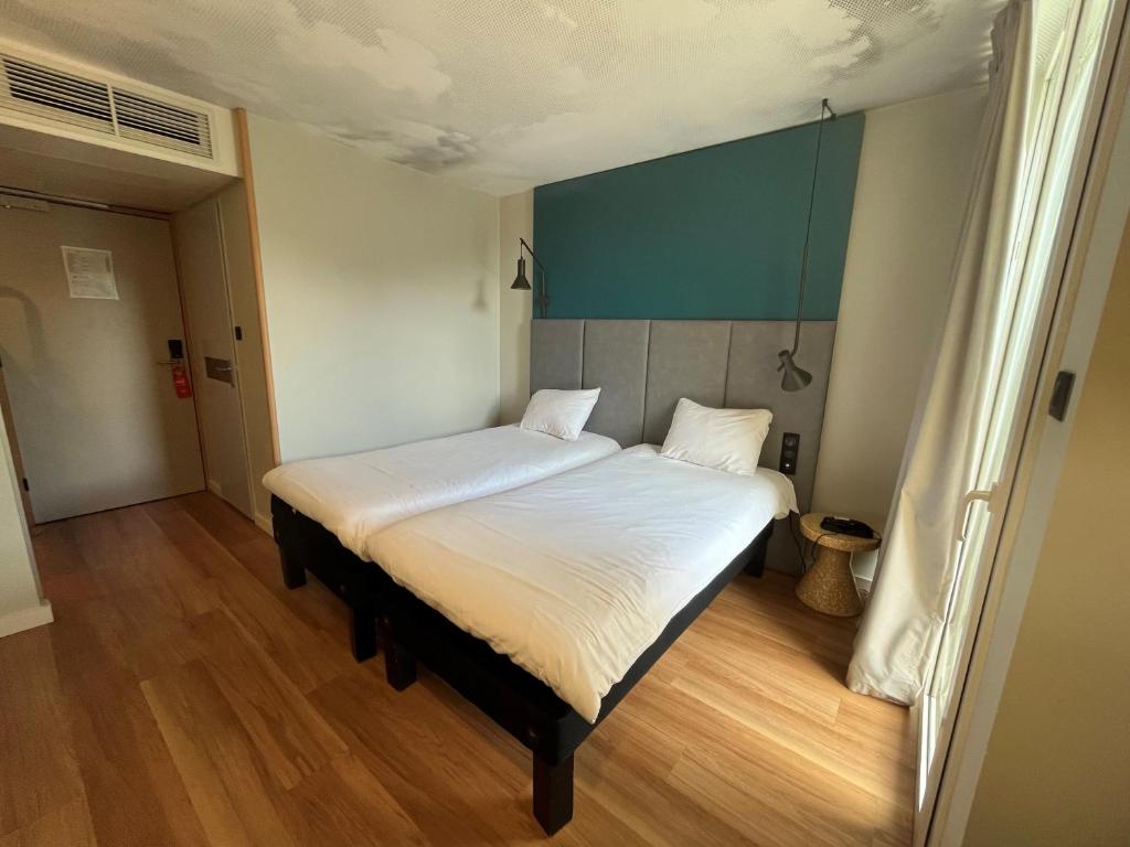 Postel nebo postele na pokoji v ubytování ibis Sète Balaruc les Bains Bien-être et Spa
