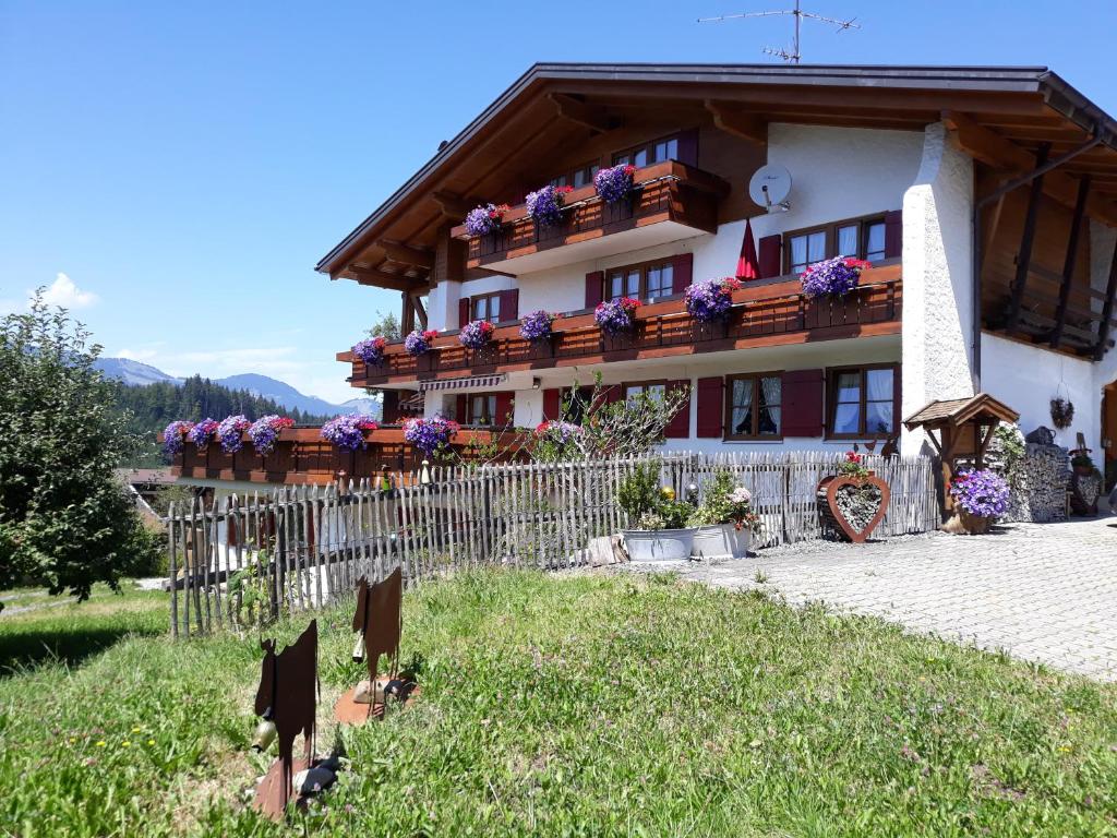 una casa con fioriere su un lato di Landhaus Thaumiller a Oberstdorf