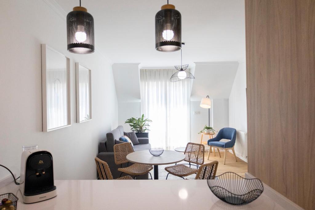 een woonkamer met een tafel en stoelen bij Hotel Maruxia *** Superior in O Grove