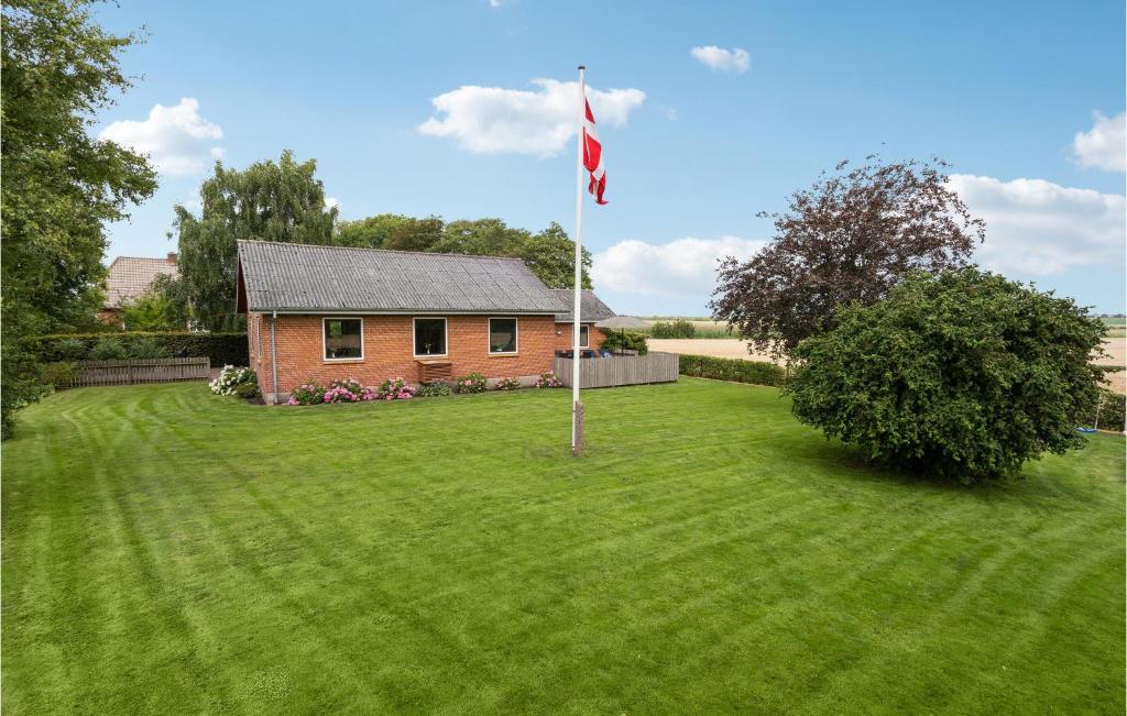 a house with a flag in a yard at Stunning Home In Hjer With 3 Bedrooms And Wifi in Højer
