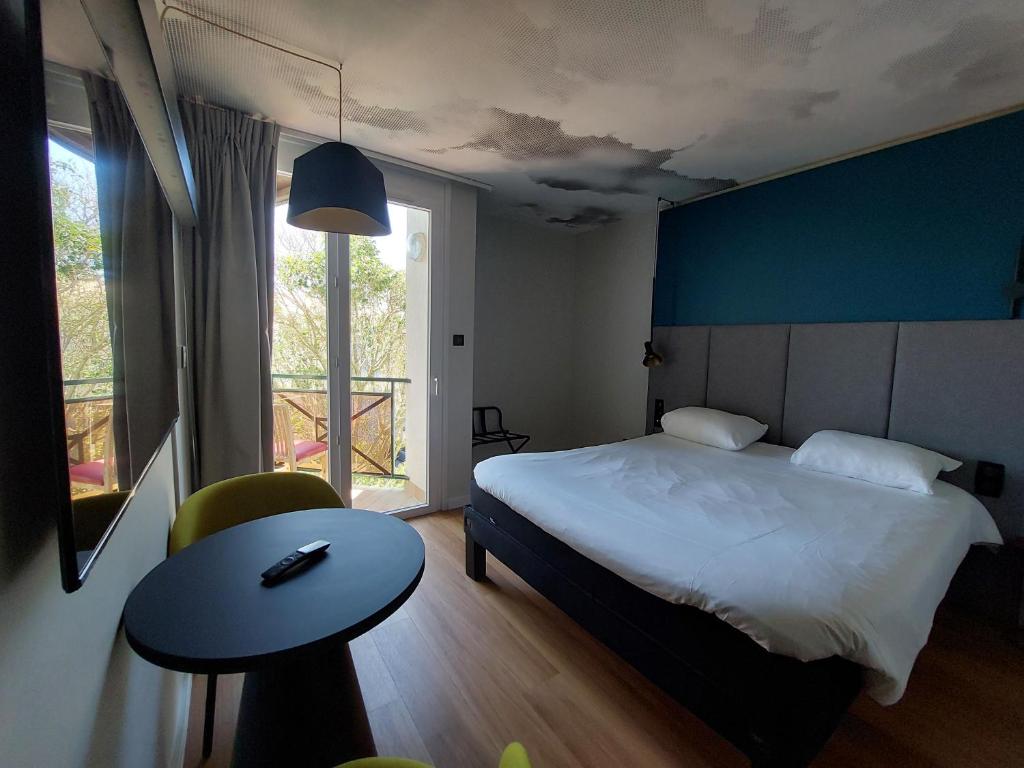 Postel nebo postele na pokoji v ubytování ibis Sète Balaruc les Bains Bien-être et Spa