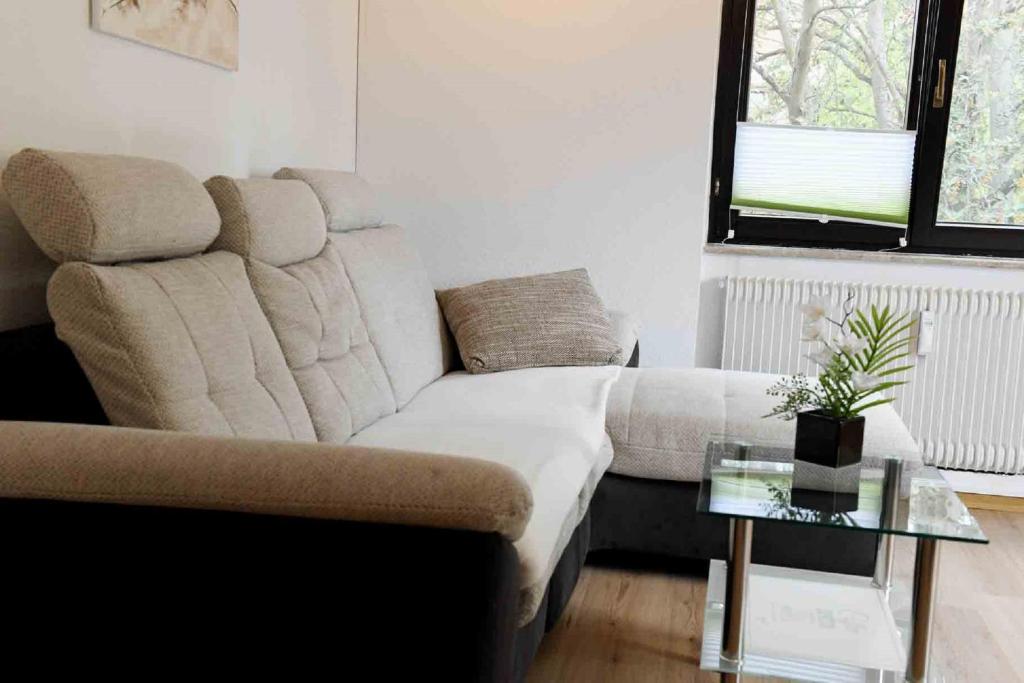 sala de estar con sofá y mesa de cristal en Zum Wohlfühlen in Stadtnähe, en Bad Neustadt an der Saale