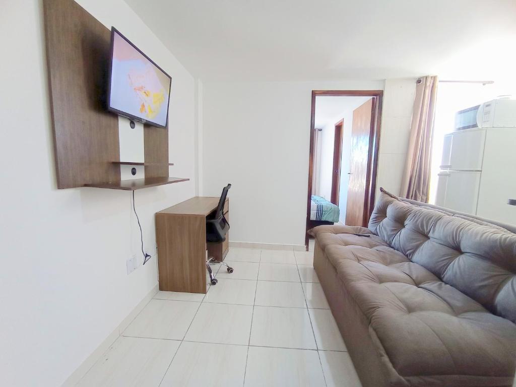 sala de estar con sofá y TV de pantalla plana en Apartamento Aconchegante, en Brasilia