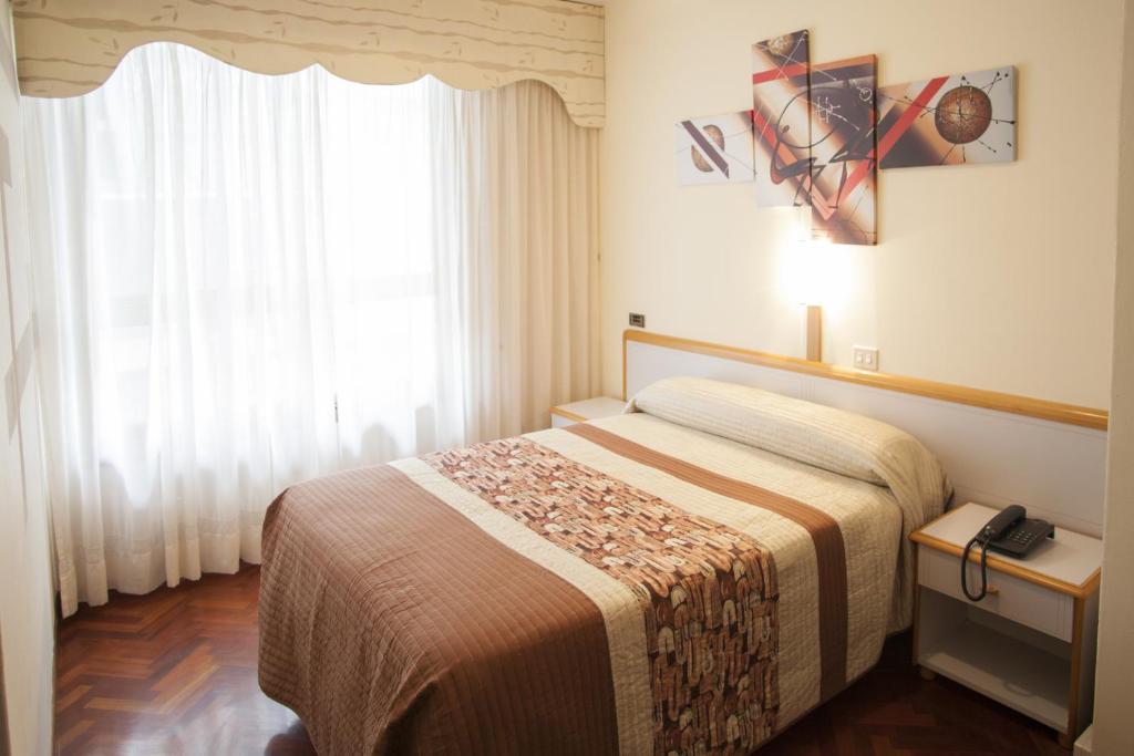 a hotel room with a bed and a window at Hotel Cristal 1 in A Coruña