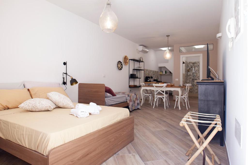 - un salon avec un lit et une salle à manger dans l'établissement La Casetta 2, à Sassari