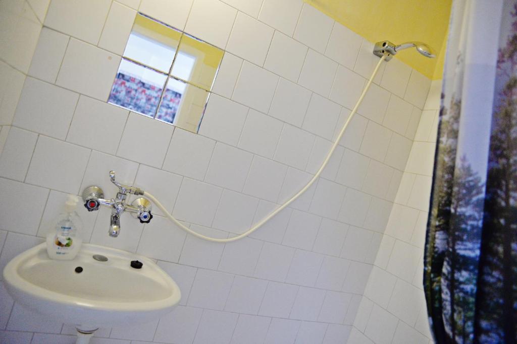A bathroom at Jocó Panzió