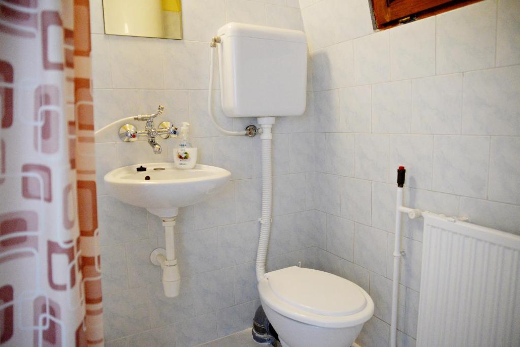 A bathroom at Jocó Panzió