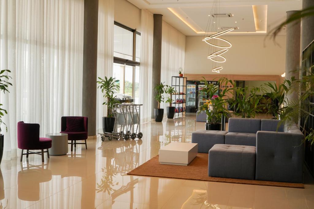 Posezení v ubytování Trento Hotel Guaíra by Unna