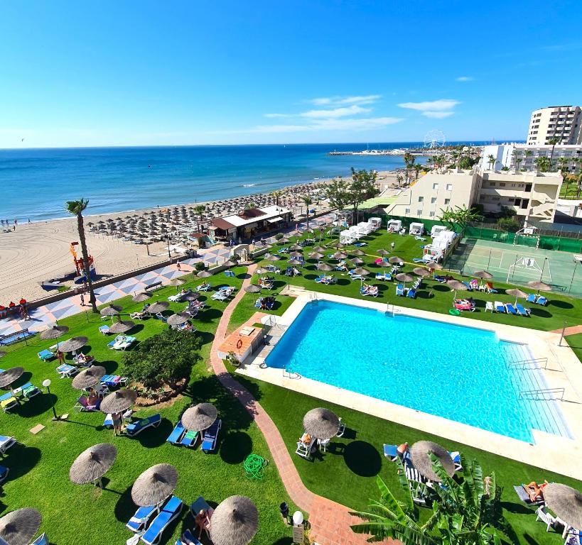 uma vista aérea de um resort com piscina e praia em La Barracuda em Torremolinos