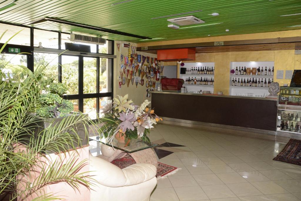 Lounge nebo bar v ubytování HOTEL IL PARCO - Parking Free & Restaurant - Hotel