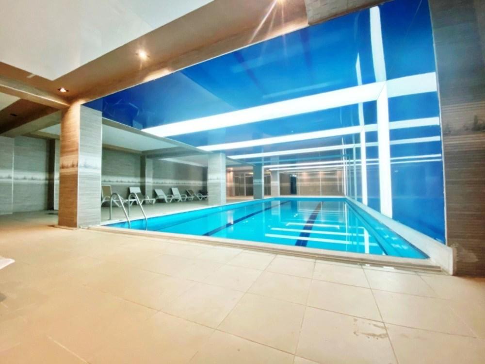 - une grande piscine dans un grand bâtiment dans l'établissement 2+1apartment, à Esenyurt